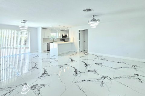 House in Lehigh Acres, Florida 3 bedrooms № 1872550 - photo 4