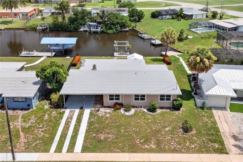 House in Port Charlotte, Florida 3 bedrooms, 167.6 sq.m. № 2157473 - photo 25