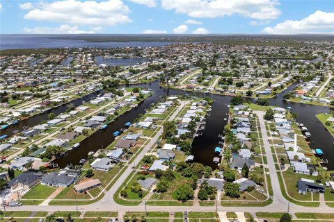 House in Port Charlotte, Florida 3 bedrooms, 167.6 sq.m. № 2157473 - photo 28