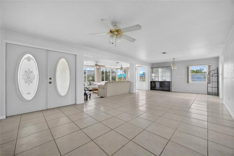 House in Port Charlotte, Florida 3 bedrooms, 167.6 sq.m. № 2157473 - photo 5