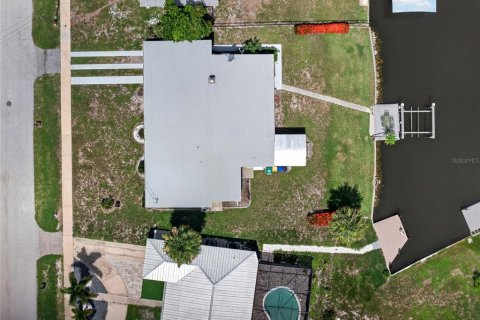 House in Port Charlotte, Florida 3 bedrooms, 167.6 sq.m. № 2157473 - photo 30