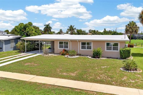 House in Port Charlotte, Florida 3 bedrooms, 167.6 sq.m. № 2157473 - photo 2