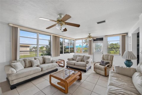 House in Port Charlotte, Florida 3 bedrooms, 167.6 sq.m. № 2157473 - photo 12