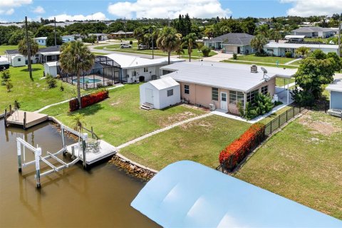 House in Port Charlotte, Florida 3 bedrooms, 167.6 sq.m. № 2157473