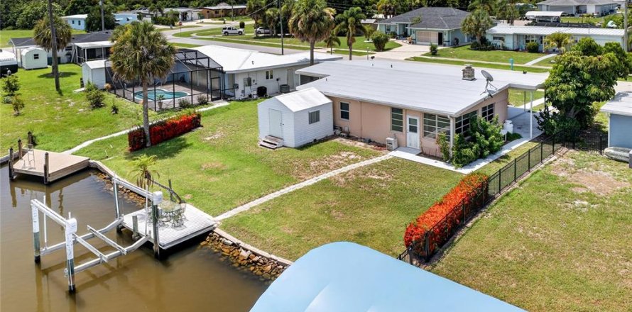 House in Port Charlotte, Florida 3 bedrooms, 167.6 sq.m. № 2157473