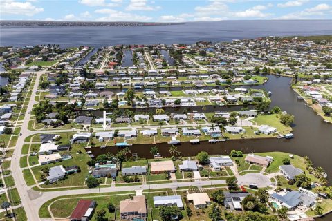 House in Port Charlotte, Florida 3 bedrooms, 167.6 sq.m. № 2157473 - photo 3