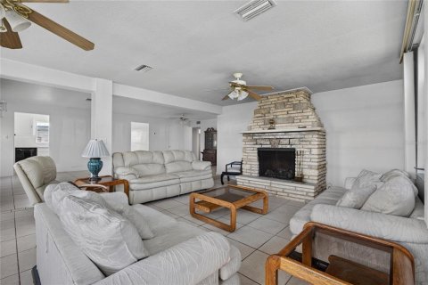 House in Port Charlotte, Florida 3 bedrooms, 167.6 sq.m. № 2157473 - photo 11
