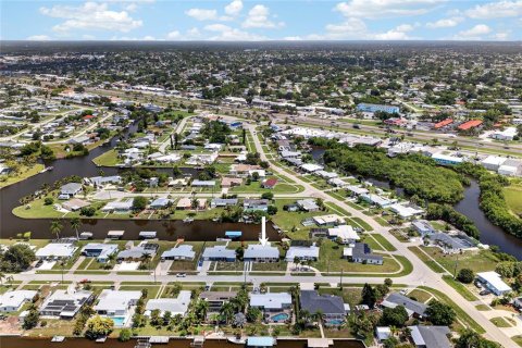 House in Port Charlotte, Florida 3 bedrooms, 167.6 sq.m. № 2157473 - photo 27