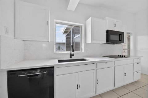 House in Port Charlotte, Florida 3 bedrooms, 167.6 sq.m. № 2157473 - photo 15
