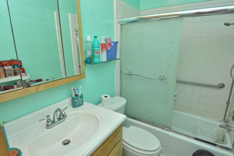 Condo in St. Lucie, Florida, 2 bedrooms № 2254308 - photo 22