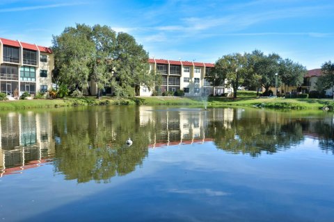 Condo in St. Lucie, Florida, 2 bedrooms № 2254308 - photo 4