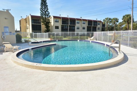 Condo in St. Lucie, Florida, 2 bedrooms № 2254308 - photo 9