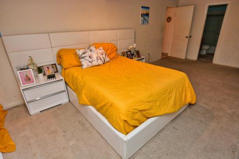 Condo in St. Lucie, Florida, 2 bedrooms № 2254308 - photo 18