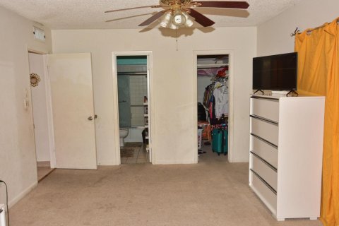 Condo in St. Lucie, Florida, 2 bedrooms № 2254308 - photo 17