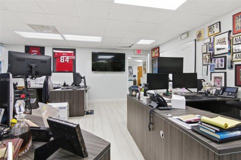 Immobilier commercial à vendre à Oakland Park, Floride № 1998285 - photo 15