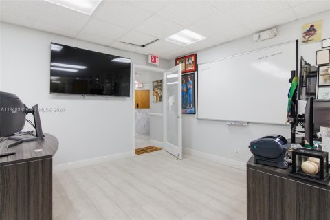 Immobilier commercial à vendre à Oakland Park, Floride № 1998285 - photo 16