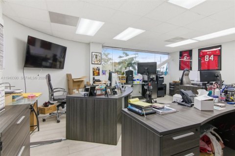 Immobilier commercial à vendre à Oakland Park, Floride № 1998285 - photo 14
