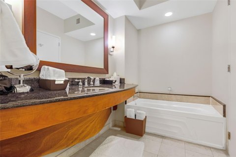 Condominio en venta en Sunny Isles Beach, Florida, 1 habitación, 51.19 m2 № 1937385 - foto 16
