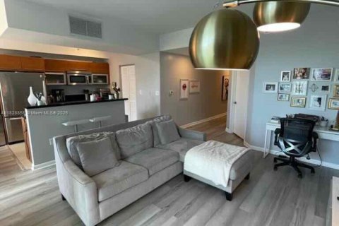 Condominio en alquiler en Miami, Florida, 2 dormitorios, 93.46 m2 № 1938525 - foto 1