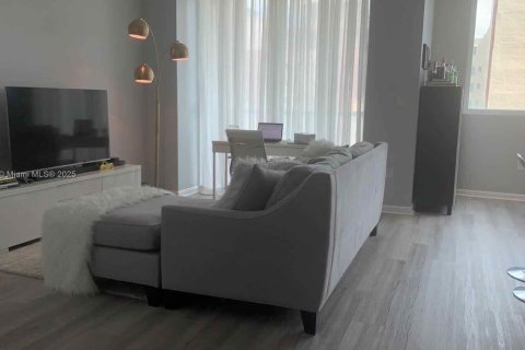 Condominio en alquiler en Miami, Florida, 2 dormitorios, 93.46 m2 № 1938525 - foto 2