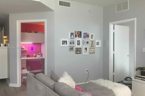 Condo in Miami, Florida, 2 bedrooms  № 1938525 - photo 9