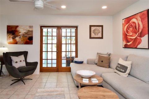 House in Englewood, Florida 3 bedrooms, 143.81 sq.m. № 2275421 - photo 4