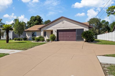 Villa ou maison à vendre à Spring Hill, Floride: 2 chambres, 107.21 m2 № 2420275 - photo 2