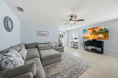 House in Punta Gorda, Florida 3 bedrooms, 163.14 sq.m. № 2110877 - photo 4