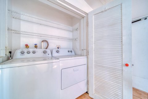 Casa en alquiler en Coral Gables, Florida, 2 dormitorios, 202.16 m2 № 2007668 - foto 8