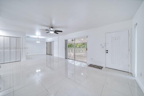 Casa en alquiler en Coral Gables, Florida, 2 dormitorios, 202.16 m2 № 2007668 - foto 5