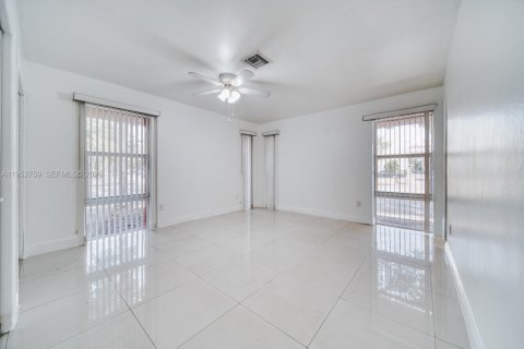 Casa en alquiler en Coral Gables, Florida, 2 dormitorios, 202.16 m2 № 2007668 - foto 7