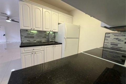 Casa en alquiler en Coral Gables, Florida, 2 dormitorios, 202.16 m2 № 2007668 - foto 12