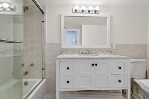 Copropriété à vendre à Bay Harbor Islands, Floride: 2 chambres, 129.88 m2 № 2186373 - photo 11