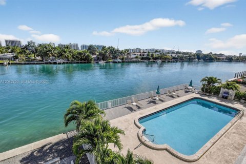 Copropriété à vendre à Bay Harbor Islands, Floride: 2 chambres, 129.88 m2 № 2186373 - photo 17