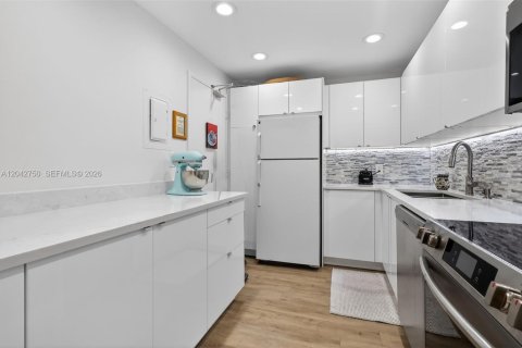 Copropriété à vendre à Bay Harbor Islands, Floride: 2 chambres, 129.88 m2 № 2186373 - photo 6