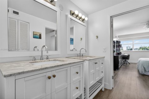 Copropriété à vendre à Bay Harbor Islands, Floride: 2 chambres, 129.88 m2 № 2186373 - photo 10