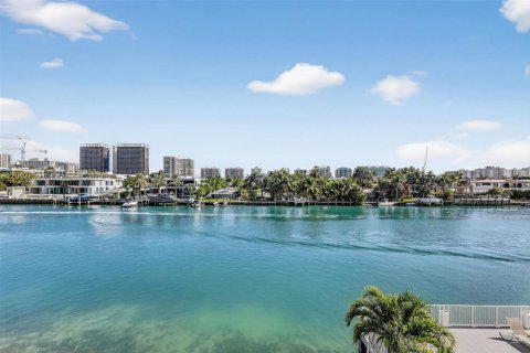 Copropriété à vendre à Bay Harbor Islands, Floride: 2 chambres, 129.88 m2 № 2186373 - photo 16