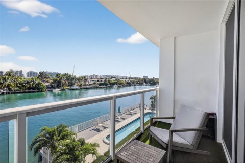 Copropriété à vendre à Bay Harbor Islands, Floride: 2 chambres, 129.88 m2 № 2186373 - photo 15