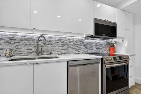 Copropriété à vendre à Bay Harbor Islands, Floride: 2 chambres, 129.88 m2 № 2186373 - photo 7