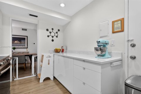 Copropriété à vendre à Bay Harbor Islands, Floride: 2 chambres, 129.88 m2 № 2186373 - photo 8