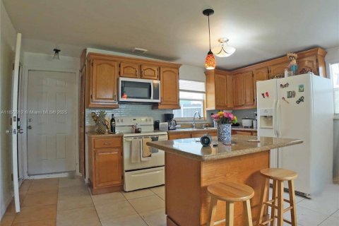 Casa en venta en Miami, Florida, 3 dormitorios, 170.38 m2 № 1791081 - foto 17