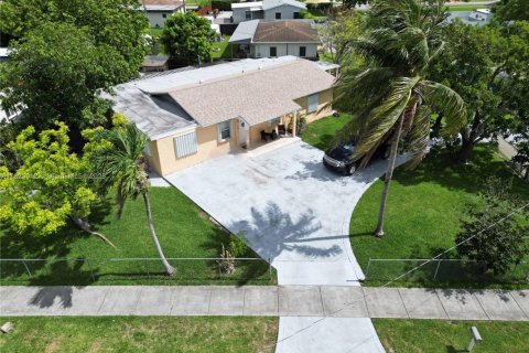 Casa en venta en Miami, Florida, 3 dormitorios, 170.38 m2 № 1791081 - foto 1