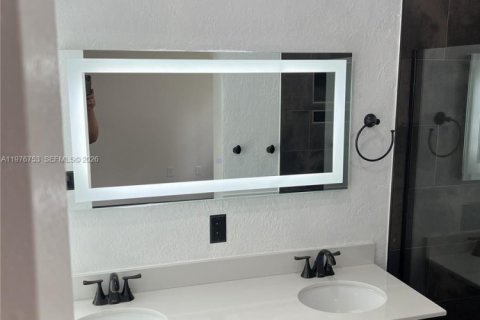 Townhouse in Miami, Florida 3 bedrooms, 145.48 sq.m. № 2041950 - photo 23