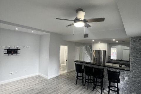 Townhouse in Miami, Florida 3 bedrooms, 145.48 sq.m. № 2041950 - photo 2