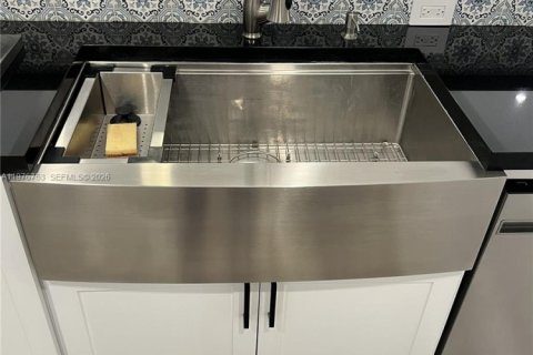 Townhouse in Miami, Florida 3 bedrooms, 145.48 sq.m. № 2041950 - photo 6