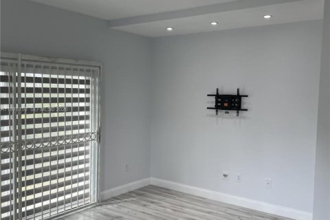 Townhouse in Miami, Florida 3 bedrooms, 145.48 sq.m. № 2041950 - photo 11