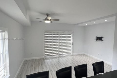 Townhouse in Miami, Florida 3 bedrooms, 145.48 sq.m. № 2041950 - photo 12