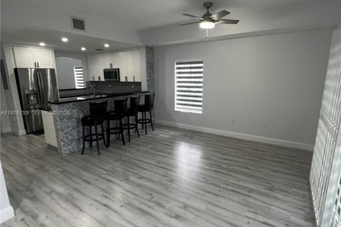 Townhouse in Miami, Florida 3 bedrooms, 145.48 sq.m. № 2041950 - photo 17