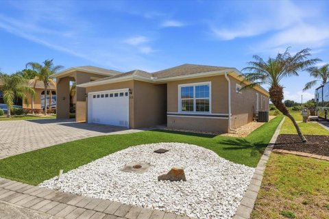 House in Polk City, Florida 2 bedrooms, 161.56 sq.m. № 2206052 - photo 2