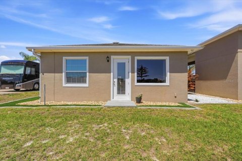 House in Polk City, Florida 2 bedrooms, 161.56 sq.m. № 2206052 - photo 5